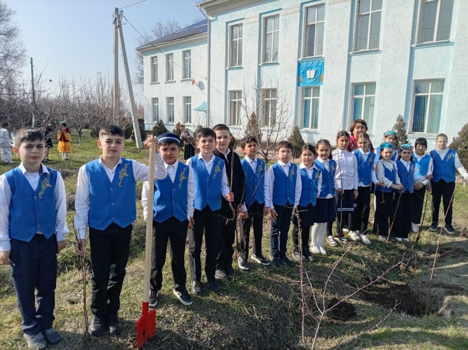 "Тазалық эстафетасы: ағаш егу,гүл отырғызу"